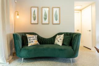 Stylish Mid Century 3 Bedroom House Near Downtown - 8