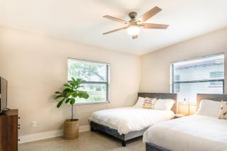 Stylish Mid Century 3 Bedroom House Near Downtown - 5