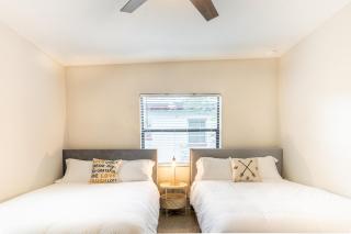 Stylish Mid Century 3 Bedroom House Near Downtown - 2