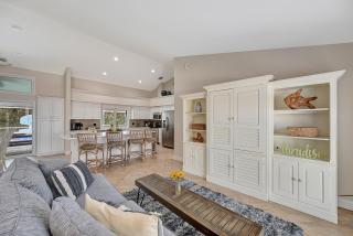 Sprawling Beach Chic - 9