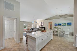 Sprawling Beach Chic - 8