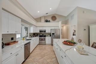 Sprawling Beach Chic - 7