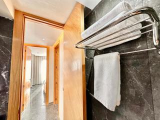 Cozy and Spacious Apartment, Free Parking - 9