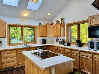 Bryant Home 1826 by SummitCove Lodging - 9