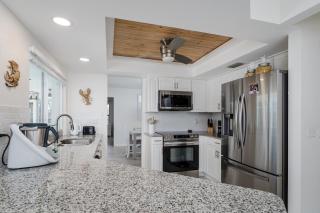 Canalside Comfort Haven - 8