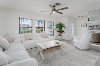 Canalside Comfort Haven - 4