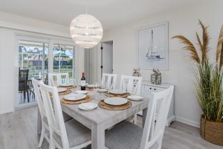 Canalside Comfort Haven - 2