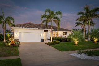 Canalside Comfort Haven - 6