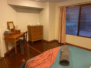 Cheerful Sunny Garden Close Fremantle Netflix Wine - 5