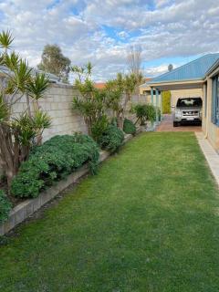 Cheerful Sunny Garden Close Fremantle Netflix Wine - 2