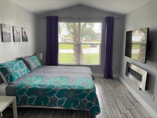 Upscale Contemporary Waterfront 3/2 Heated Pool - 3