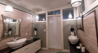 Luxury spacious home, free parking, private patios - 6