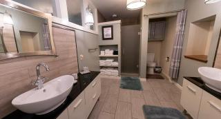 Luxury spacious home, free parking, private patios - 7