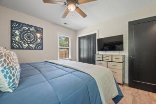 Modern 2 Bedroom Home with Fire Pit, Bikes - 9