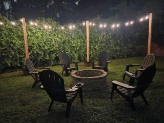 Modern 2 Bedroom Home with Fire Pit, Bikes - 8