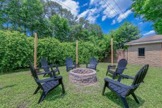 Modern 2 Bedroom Home with Fire Pit, Bikes - 7