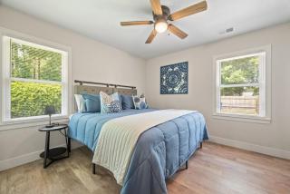 Modern 2 Bedroom Home with Fire Pit, Bikes - 6