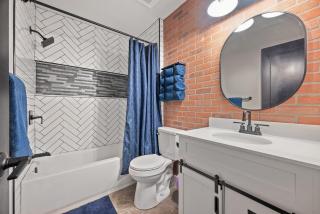 Modern 2 Bedroom Home with Fire Pit, Bikes - 5