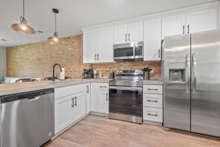 Modern 2 Bedroom Home with Fire Pit, Bikes - 2