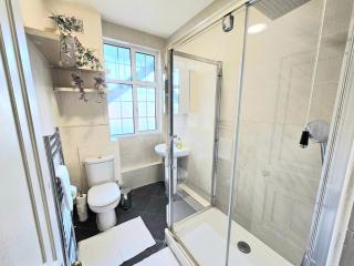 Spacious Home with 5 beds next to Bayswater Station, Queensway Station & Hyde Park - 2 Elevators in the Building - 8