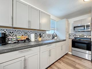 Spacious 4-BR Home, 7 miles to TIAA Bank Field - 1