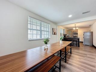 Spacious 4-BR Home, 7 miles to TIAA Bank Field - 4