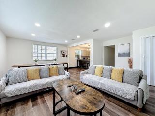 Spacious 4-BR Home, 7 miles to TIAA Bank Field - 0