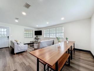 Spacious 4-BR Home, 7 miles to TIAA Bank Field - 3