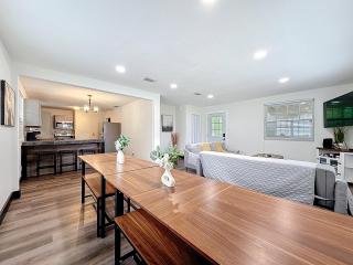 Spacious 4-BR Home, 7 miles to TIAA Bank Field - 5