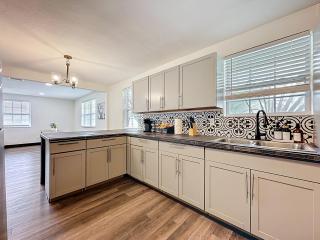 Spacious 4-BR Home, 7 miles to TIAA Bank Field - 2