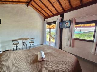 Chalés Vila Real - Tranquilidade na Serra de Carrancas - Piscina com uma vista espetacular do Pôr do Sol - 7