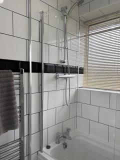 4 bedroom suit Contractors or Families Newport TF10 - 9