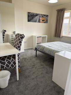 4 bedroom suit Contractors or Families Newport TF10 - 1