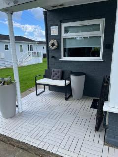 Home on the Broads Just Renovated - 1