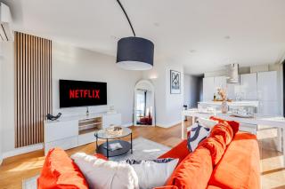 Stunning Penthouse in City Centre with Free Parking, Balcony, Aircon, Self Check-In, Fast WiFi and Sky TV by Yoko Property - 9