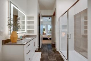 Luxury Downtown Apartment - Fast Wi-Fi - Desk Area - 8