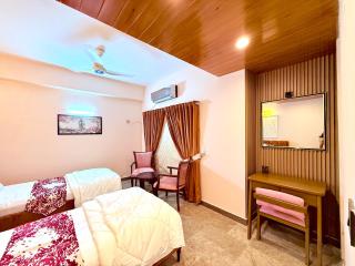 Spacious 3 BHK Condo Central, Cozy & Convenient - 8