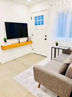 Modern 2BR Guest Suite with Kitchen, Free Parking, Fire Pit - 10 mins to SJC - 9