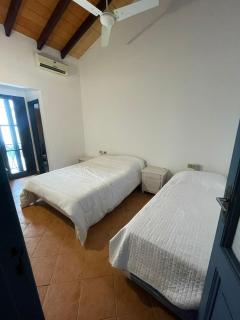 Casa con amplio patio y piscina - 7