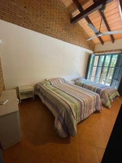 Casa con amplio patio y piscina - 6