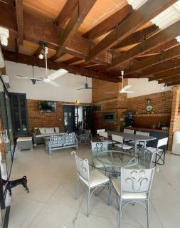 Casa con amplio patio y piscina - 4