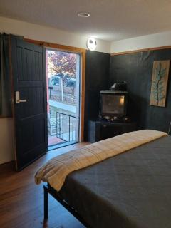 Lakefront Escape Studio King Bed Cabin 50 - 5