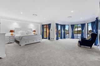 Serene 5BR Waterfront Escape - Prestige - 1