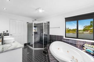 Serene 5BR Waterfront Escape - Prestige - 2