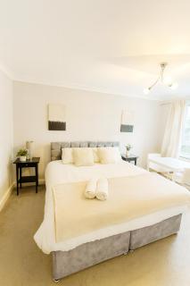 Modern 2-Bedroom London Base - 15 mins to Central London - Next to East Croydon Station - Sleeps 5 - 7