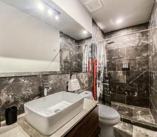 Luxurious and centric 3BD with pool and gym - 9