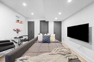 Little Portugal Gem Stylish 2BR Stay - 4