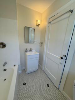 Seaside Stay in Historic Warren - 8