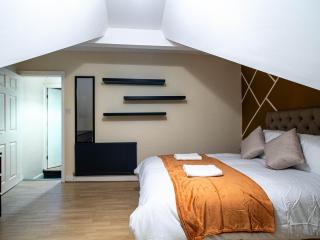 Spacious 2 Bedroom House Near Leeds City Sleeps 6 Free Parking - 1