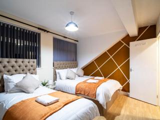 Spacious 2 Bedroom House Near Leeds City Sleeps 6 Free Parking - 2